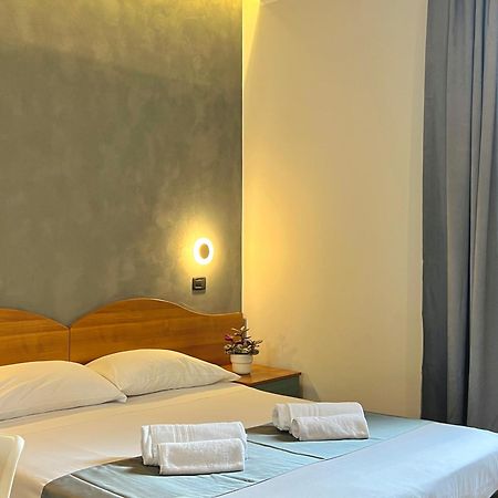 Hotel Sara Milan Bagian luar foto
