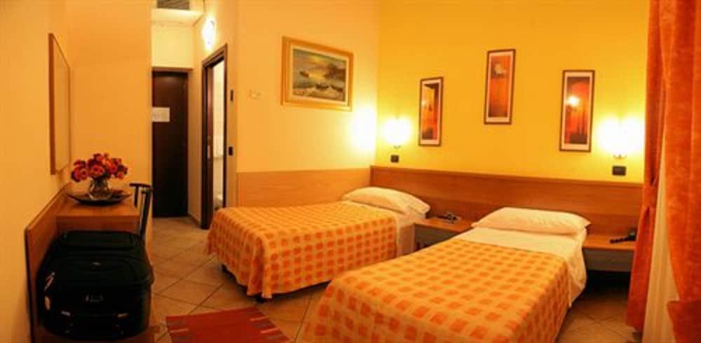 Hotel Sara Milan Bagian luar foto