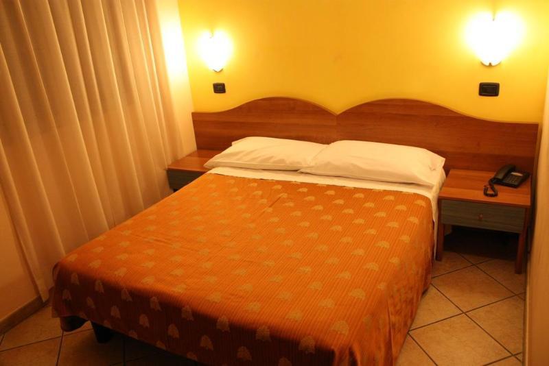 Hotel Sara Milan Bagian luar foto
