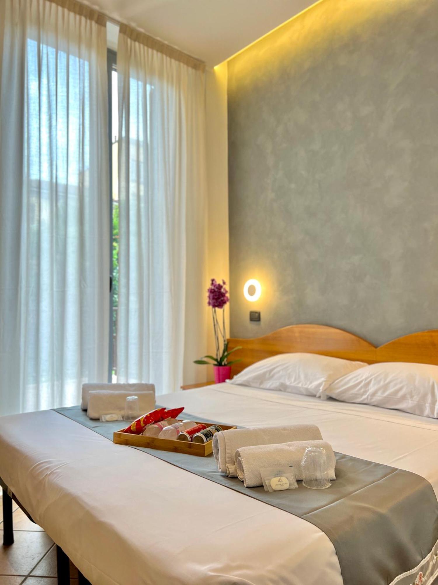 Hotel Sara Milan Bagian luar foto