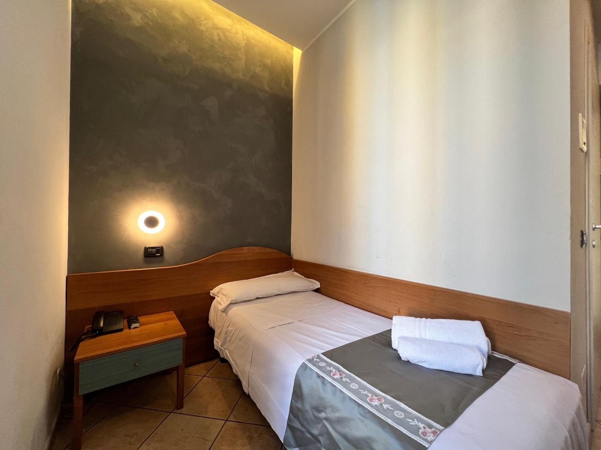 Hotel Sara Milan Bagian luar foto