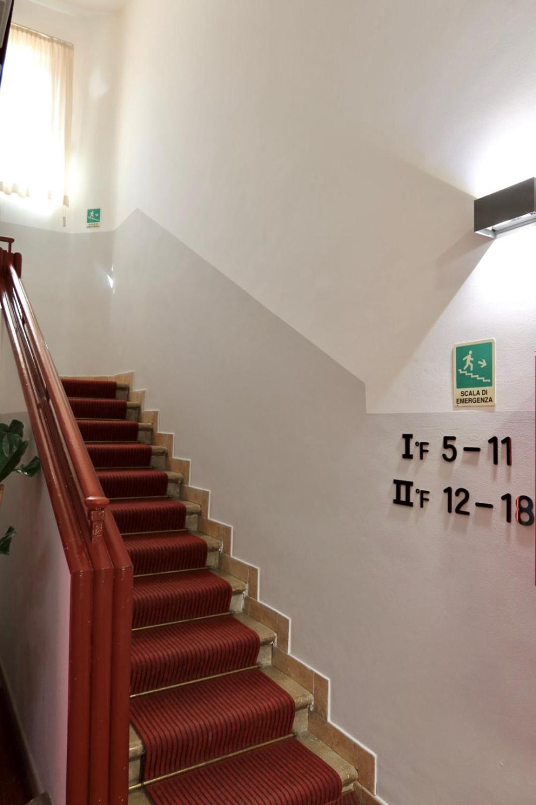 Hotel Sara Milan Bagian luar foto