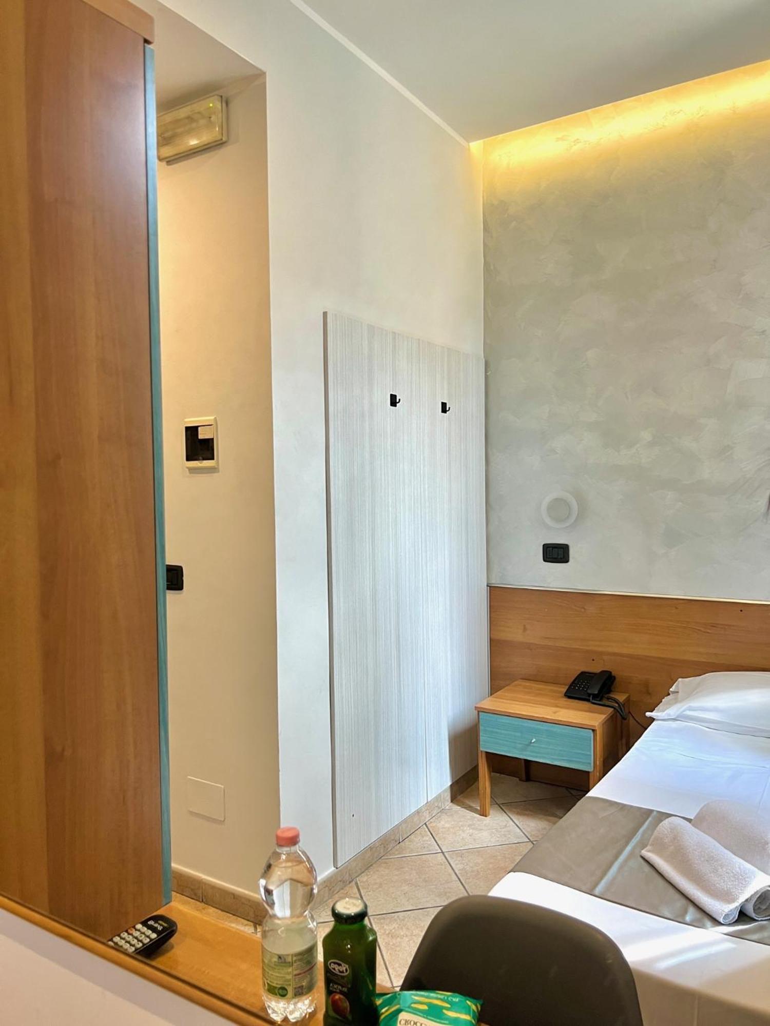 Hotel Sara Milan Bagian luar foto