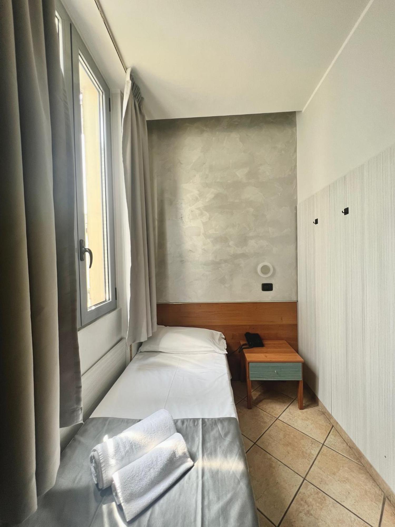 Hotel Sara Milan Bagian luar foto